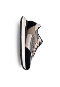 Sneaker con tomaia in suede nero e pelle rosa screpolata, dettagli in rete e suola imbottita bianca. Presenta un sistema di allacciatura frontale e accenti testurizzati.