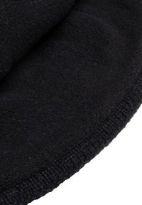 Zwarte fleece muts met een zachte, textuur aan de oppervlakte en een gebreide rand. Het ontwerp heeft een eenvoudige, ronde vorm zonder versieringen.