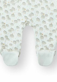 Pijama blanco para bebé con patrón de nubes, luna y estrellas, que incluye mitones abatibles y cierres de broche en la parte frontal.