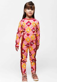 Zweiteiliges Kinderoutfit in Pink, Gelb und rotem Karomuster mit Hasenillustrationen. Mit langen Ärmeln und Hose mit elastischem Bund.