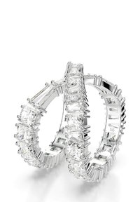 Dos anillos entrelazados de plata pulida, con una fila de cristales transparentes cortados en forma rectangular y cuadrada, engastados en un ajuste de pua.