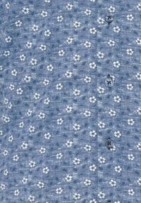Blauwe gestreepte shirt met kleine witte bloemen en paisley ontwerpen. De stof heeft een gestructureerde uitstraling en is voorzien van twee donkere knopen.
