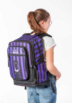 Zaino a strisce nere e viola con un design di personaggio, numerosi scomparti e spallacci imbottiti per il massimo comfort.