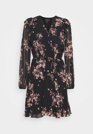 Sort knælang kjole med blomstermønster, lange gennemsigtige ærmer, flæseærmer, knappet V-hals og bælte med bindebånd i taljen.