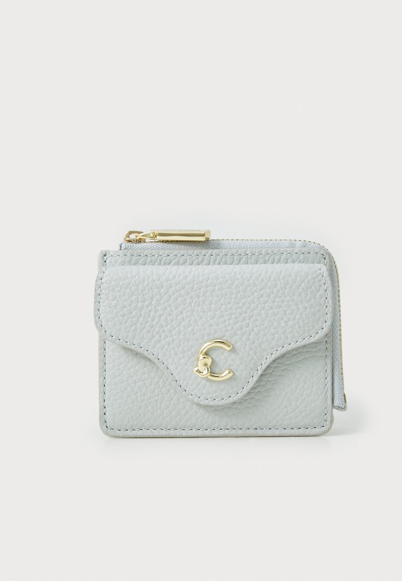 Portefeuille en cuir texturé gris avec fermeture à rabat, accent logo doré et compartiment à pièce zippé, présentant des bords cousus.