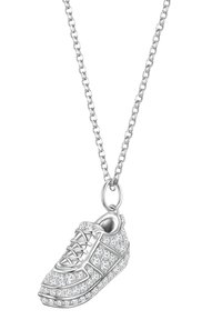 Sölvfärgad sneakersformad hängsmycke på en länkad kedja, med en strukturerad yta prydd med klara rhinestones.