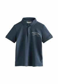 Polo oscuro de color navy hecho de algodón suave. Presenta un cuello, una tapeta de tres botones y un diseño bordado en blanco en el lado izquierdo del pecho.