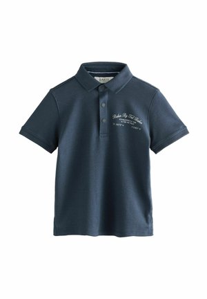 Polo shirt bleu marine foncé en coton doux. Présente un col, une patte de boutonnage à trois boutons et un design brodé en blanc sur la poitrine gauche.