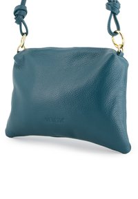 Teal læder clutch med en struktureret finish, guld hardware og en knyttet rem. Har et diskret præget logo på forsiden.