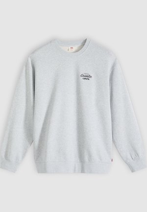 Ανοιχτό γκρι φούτερ με στρογγυλή λαιμόκοψη, μακριά μανίκια, ριμπ μανσέτες και τελείωμα, και μικρό μαύρο λογότυπο κειμένου "Denim Gremlin Levi's" στο στήθος.