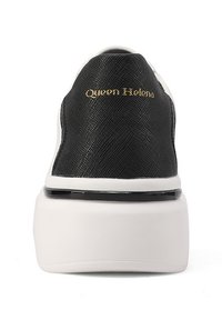 Sneaker in tessuto nero con superficie testurizzata, suola bianca e logo dorato "Queen Eelona" sulla parte posteriore. Design con punta arrotondata e finitura liscia.
