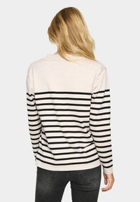 Lange mouwen polo shirt in een lichtbeige kleur met zwarte horizontale strepen, met een kraag en een ontspannen pasvorm.