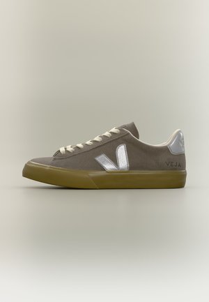 Grauer Wildleder-Sneaker mit weißen Schnürsenkeln, silbernem "V" Logo an der Seite, silbernem Fersendetail und brauner Gummisohle, Marke Veja.