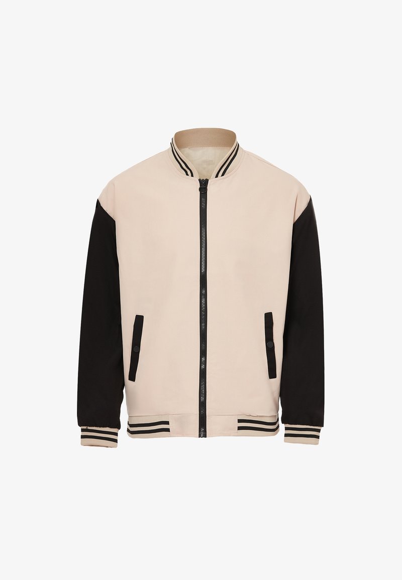 Giubbotto bomber con corpo beige, maniche nere, chiusura con zip e collo e orlo a costine a righe. Include due tasche frontali.