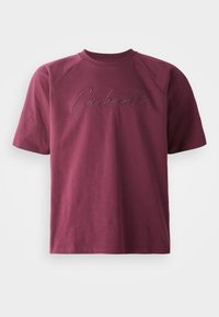 Burgunderfarget bomullsgenser med korte raglanermer og et teksturert "Carhartt"-logo brodert i en kontrastfarge på fronten.