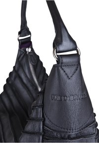 Svart läderhandväska med en strukturerad, vadderad design, silverfärgad hårdvara och präglat varumärke. Har dragkedjestängning och en kraftig rem.