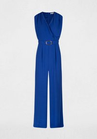Combinaison bleue avec un design sans manches enrobé, jambes larges, taille cintrée avec une boucle de ceinture rectangulaire en ton doré. Texture lisse.