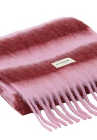 Roze en bordeaux gestreepte wollen deken met franjes. Voorzien van een klein label met de tekst "MY JEWELLERY." Zachte textuur, rechthoekige vorm.