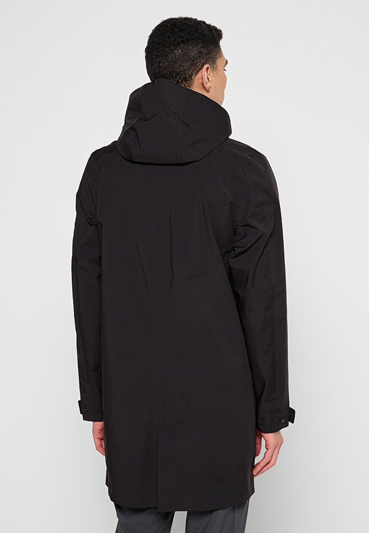 Schwarze wasserdichte Parka mit Kapuze, langen Ärmeln und geradem Schnitt, der ein minimalistisches Design ohne sichtbare Metallakzente aufweist.