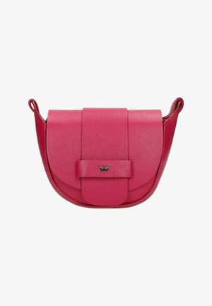 Roze leren schoudertas met een klep-sluiting, voorzien van een metalen logo-accent en een gestructureerde afwerking. Rondvorm met zijbandbevestigingen.