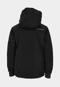 Veste noire imperméable avec capuche, dotée de poignets élastiques, d'une texture lisse et d'un logo dans le haut du dos. Design simple, sans motifs.