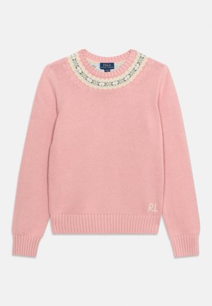 Maglione rosa lavorato a maglia con polsini e orlo a coste, motivo fair isle crema e blu intorno allo scollo, e piccole iniziali "RL" vicino all'orlo.