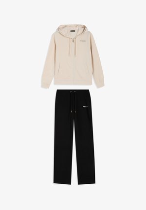 Veste à capuche beige zippée avec cordon de serrage et logo ; pantalon noir avec taille élastique et logo ; les deux en matière douce et lisse.