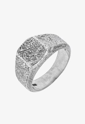Bague en argent sterling avec une forme géométrique octogonale présentant une surface texturée et gravée, un bandeau intérieur poli et une finition mate.