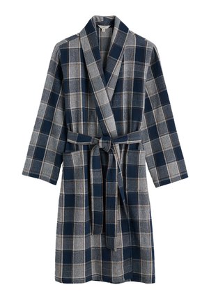 Bata de baño a cuadros en azul marino, gris y blanco, con cinturón de lazo, mangas largas y una textura suave con un patrón a cuadros.
