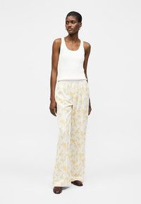 BITE Studios RELAXED PRINTED TROUSER - Παντελόνι - light yellow