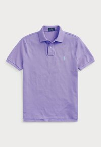 Violetti polo-paita puuvillamateriaalista; siinä on klassinen kaulus, lyhyet hihat ja pieni sininen logo rinnassa.