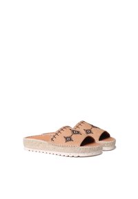Tan sandaler med svart broderade geometriska mönster, öppen tådesign och vävd espadrillosåle i jute.