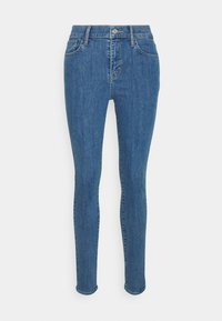 Jeans de mezclilla azul de corte slim con una textura suave, que cuentan con cinco bolsillos, un cierre de botón y cremallera, y detalles de costura a lo largo de las costuras.