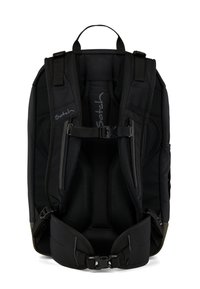 Sac à dos noir avec des bretelles et un panneau arrière rembourrés, doté d'une sangle de poitrine réglable et d'accents texturés. Design simple et fonctionnel.