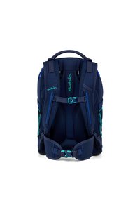 Marineblauer Rucksack mit gepolsterten, verstellbaren Trägern, Netzrücken für Belüftung, türkisfarbenen Akzenten und einer sicheren Schnappverschluss, verfügt über Organisationsfächer.