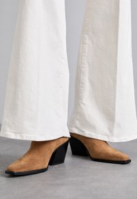 JONI MULE - Kontsaga tagant lahtised kingad - brown