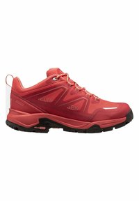 Zapato de senderismo rojo hecho de material sintético con una superficie texturizada, que cuenta con una suela reforzada, agarre de goma y una marca prominente en el lateral.