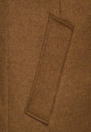 Brązowa wełniana tkanina o gładkiej fakturze, z jedną kieszenią o przeszytym obrysie, tworząca wyrafinowany i dopasowany wygląd.