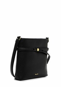 Czarna skórzana torba na ramię o fakturowanej powierzchni, złote okucia, zapięcie magnetyczne i regulowany pasek. Kompaktowy, prostokątny kształt.