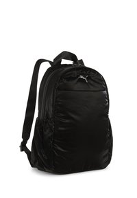 Zwarte nylon rugzak met een gladde textuur, met een opvallende voorkant met ritsvak en verstelbare straps. Bevat een klein logo accent.