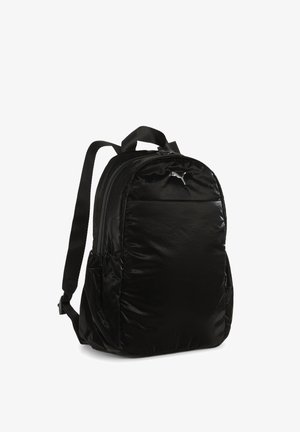 Juodas nailono kuprinė su lygia tekstūra, turinti išsiskiriantį priekinį užtrauktuko kišenę ir reguliuojamus diržus. Apima mažą logotipo akcentą.