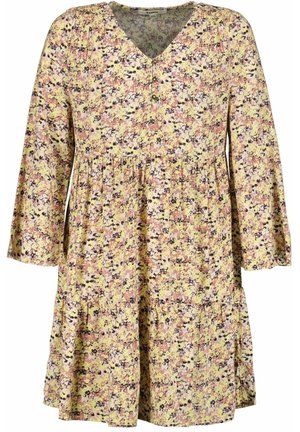 Blommönstrad klänning med V-ringning, trekvartslånga ärmar och lagerpå lager-skirt. Färgerna inkluderar gult, rosa och lila mot en ljus bakgrund.