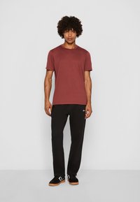Champion TECH CREWNECK QUICK DRY - T-skjorte til trening - dark brown