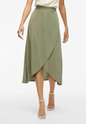 Falda envolvente de color verde oliva en tela suave, con un dobladillo asimétrico, cintura elástica y una silueta fluida.