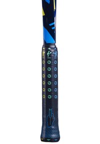 Het handvat van het tennisracket heeft een gestructureerde zwarte grip met kleurrijke iconen die de gripposities aanduiden. De schacht is ontworpen met geometrische patronen in blauw en geel.