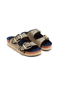 Sandali con fibbia, parte superiore intrecciata in blu e beige, due fibbie regolabili e una suola testurizzata marrone chiaro. Plantare morbido per il comfort.