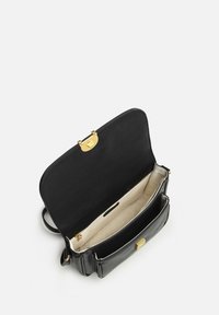 Borsa a tracolla in pelle nera con una texture liscia, hardware dorato, chiusura a patta e numerosi scomparti con una fodera interna di colore chiaro.