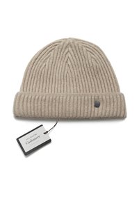 Beige pletená čepice s jemnou texturou a ohrnutým lemem. Obsahuje malou nálepku s nápisem "s nádechem jemného kašmíru".