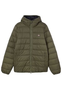 Oliwkowo-zielona kurtka puchowa z kapturem, poziome przeszycia, przedni suwak i dwie boczne kieszenie. Wnętrze wykładane granatowym materiałem z logo na piersi.