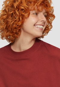 QS LOCKERES ÜBERSCHNITTENER SCHULTER - Sweatshirt - rot